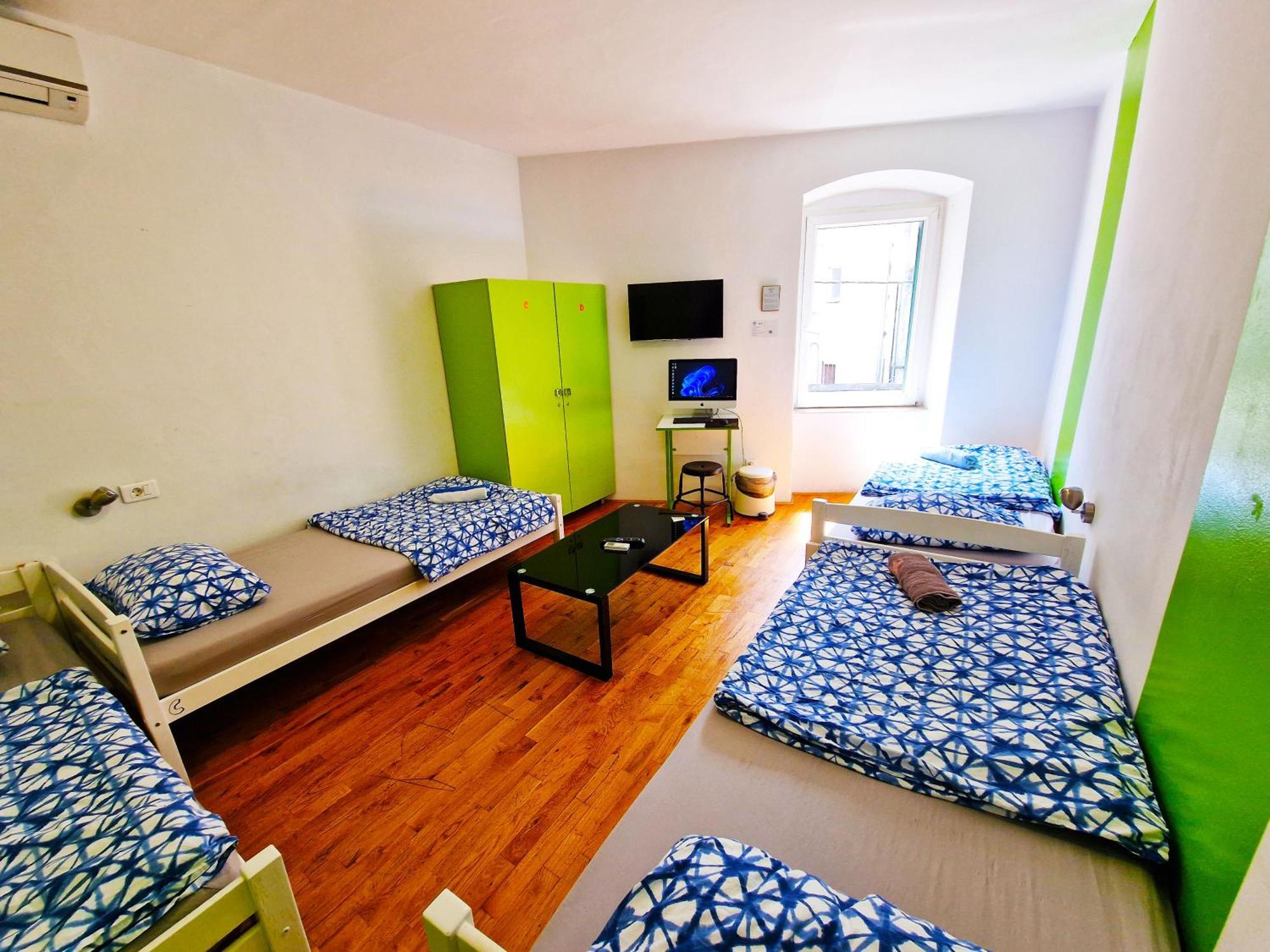 Croparadise Hostel สปลิท ภายนอก รูปภาพ