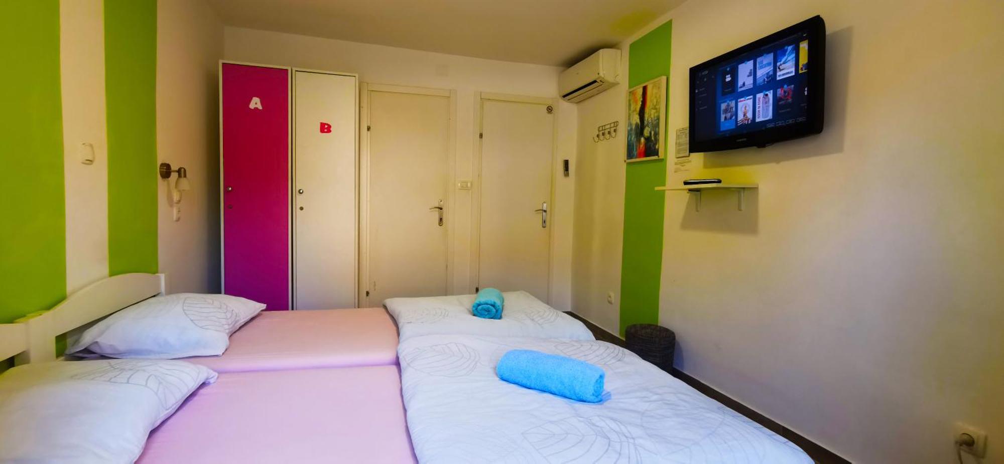 Croparadise Hostel สปลิท ภายนอก รูปภาพ